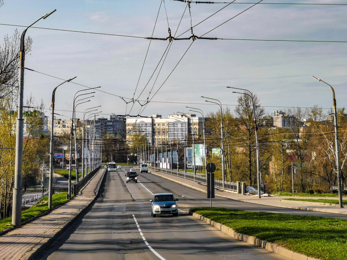 Вид на мост со стороны Брестской улицы. По проекту, здесь должна была быть одна широкая улица, но из-за гигантской ёлки, которой нынче нет, поэтому пришлось сделать две улицы - Тургенева и Брестскую. Тогда по просьбе общественности решили ёлку не трогать.
