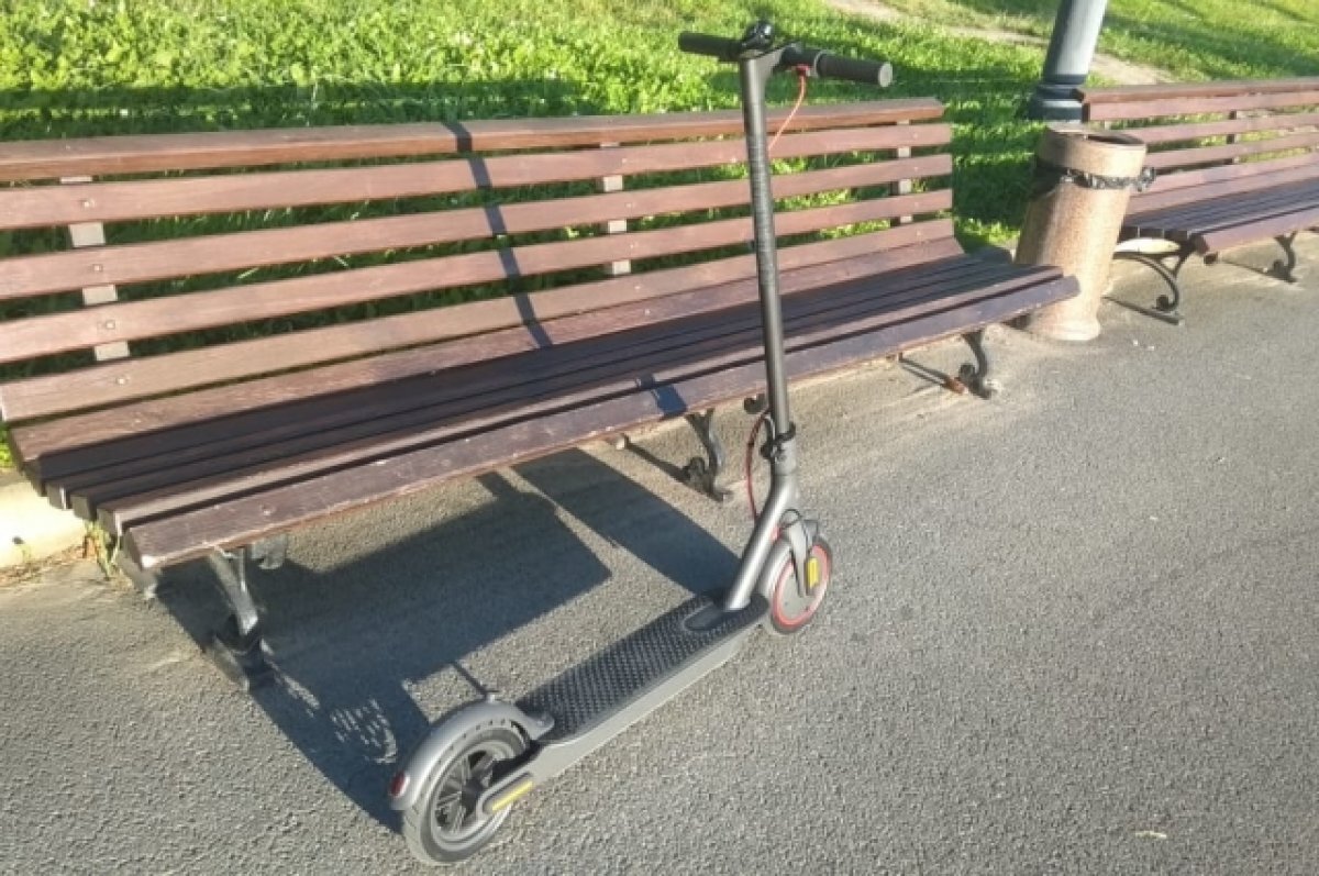    В Барнауле 78-летняя пенсионерка на электросамокате врезалась в автомобиль