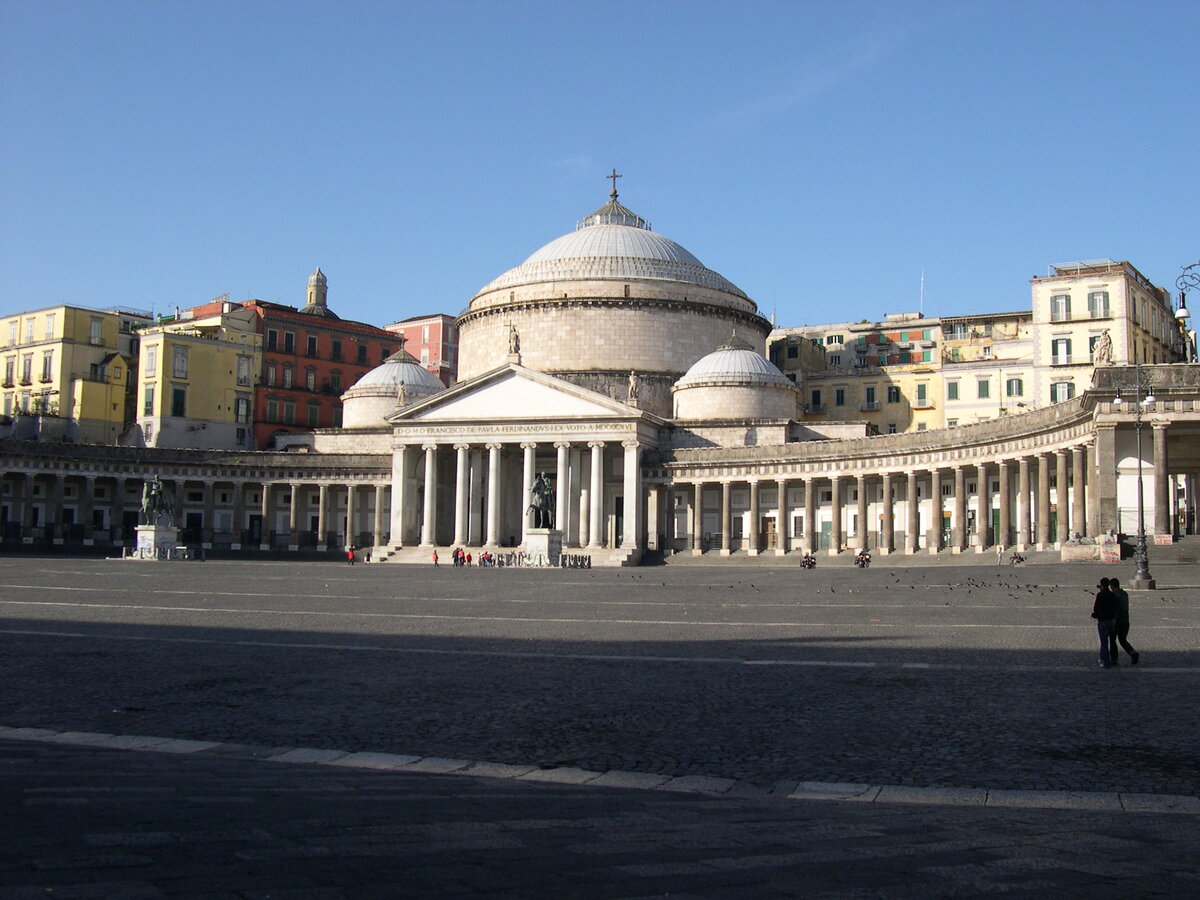 Церковь Святого Франциска с колоннадой. Фото автора.