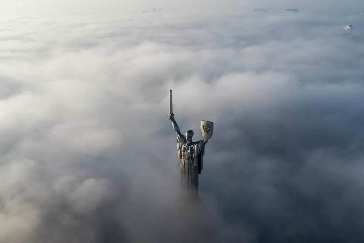 © AP Photo / Evgeniy Maloletka. Монумент "Родина-мать" в Киеве. Архивное фото 