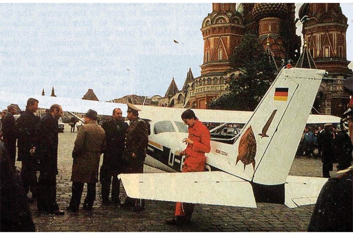 Приземлился! На Руста и не смотрят! Немец-лётчик в красном комбинезоне то ли смеётся, то ли рассматривает картинки в телефоне. Фото: интернет