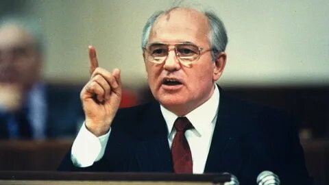 Палец Горбачёва указывает: "Смотрите, Руст летит! С вас головы полетят..." Фото: интернет.