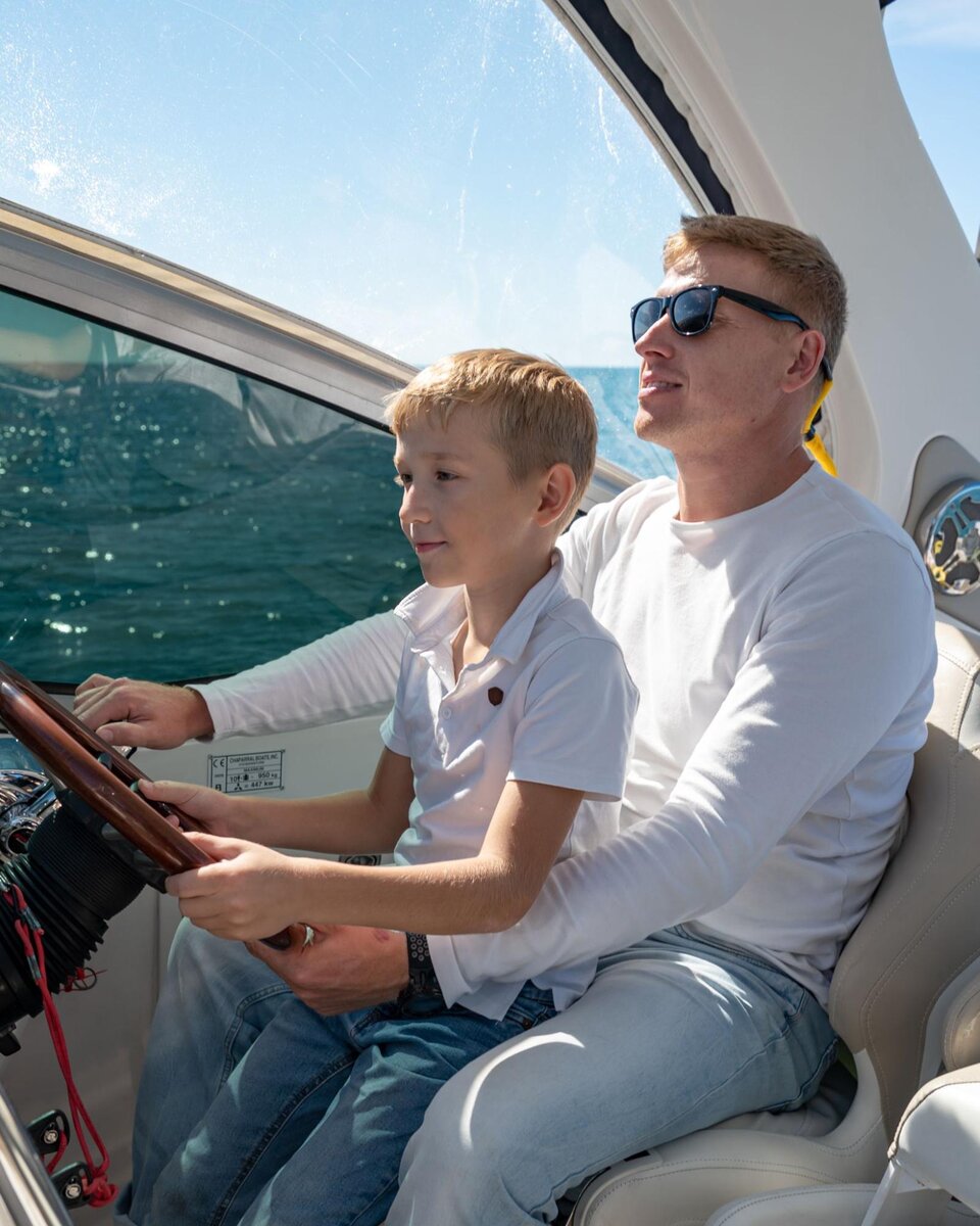 Папа с сыном за штурвалом яхты. Источник фото: https://yaves.ru/