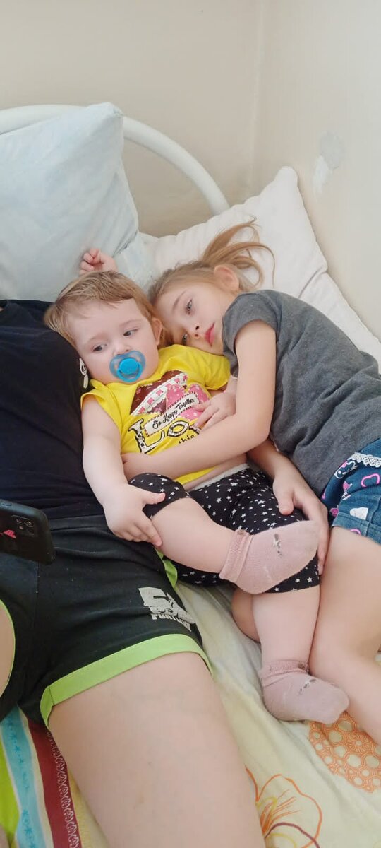 Наша маленькая соседка по палате вместе так мультики смотрели ,очень девчонки успели подружиться 