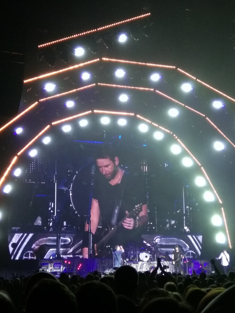 Моё фото. Райан Пик пьёт на сцене (слева)