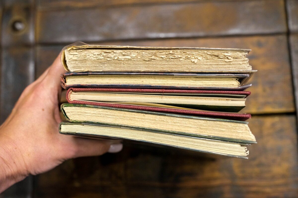 Восстановить переплет. Восстановление переплета старых книг. Восстановление переплета попок. Восстановление переплета попок на подпись.