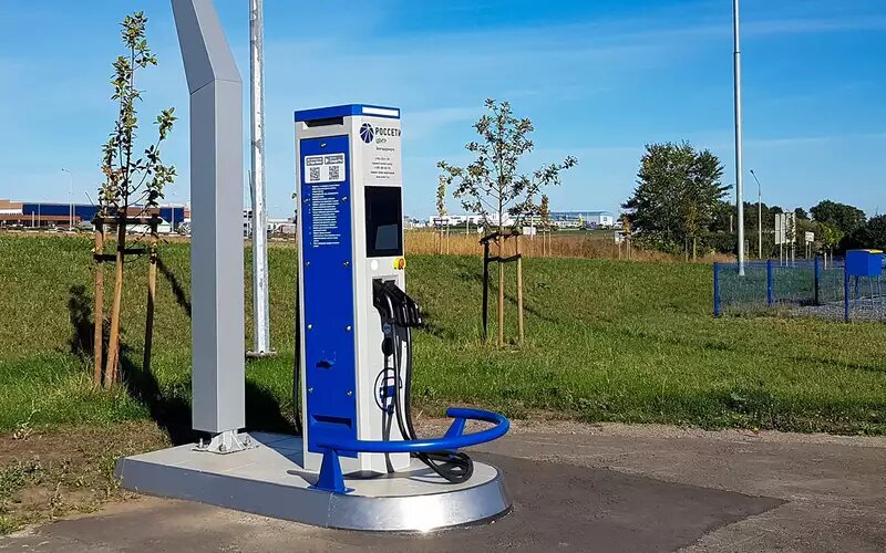 В конце прошлого года в России число электромобилей достигло 24 тысяч. А зарядных устройств насчитали 4367, почти все – в крупных городах. Из них 3679 – «медленные», 688 – «быстрые». Около тысячи штук – в Москве и области. Регионов, где больше сотни ЭЗС, пока всего шесть. Среднее время медленной зарядки – 1 час 36 минут, быстрой – 54 минуты.