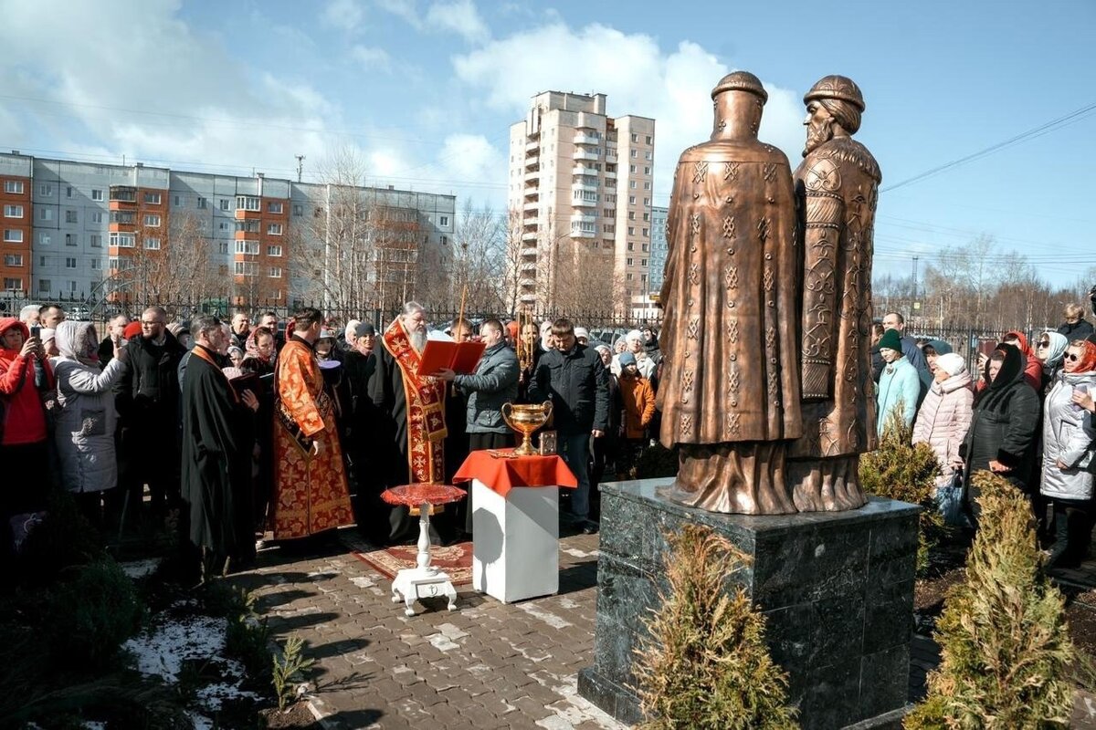 Памятники в северодвинске. Памятник Петру и Февронии. Памятник Петру и Февронии в Муроме. Памятник святому. Памятники Северодвинска.