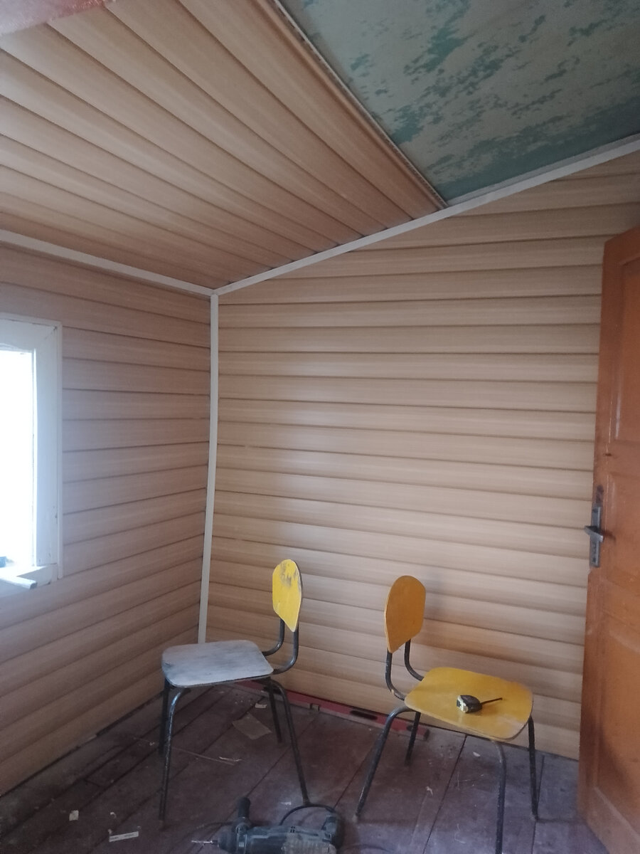 Начал с пола.