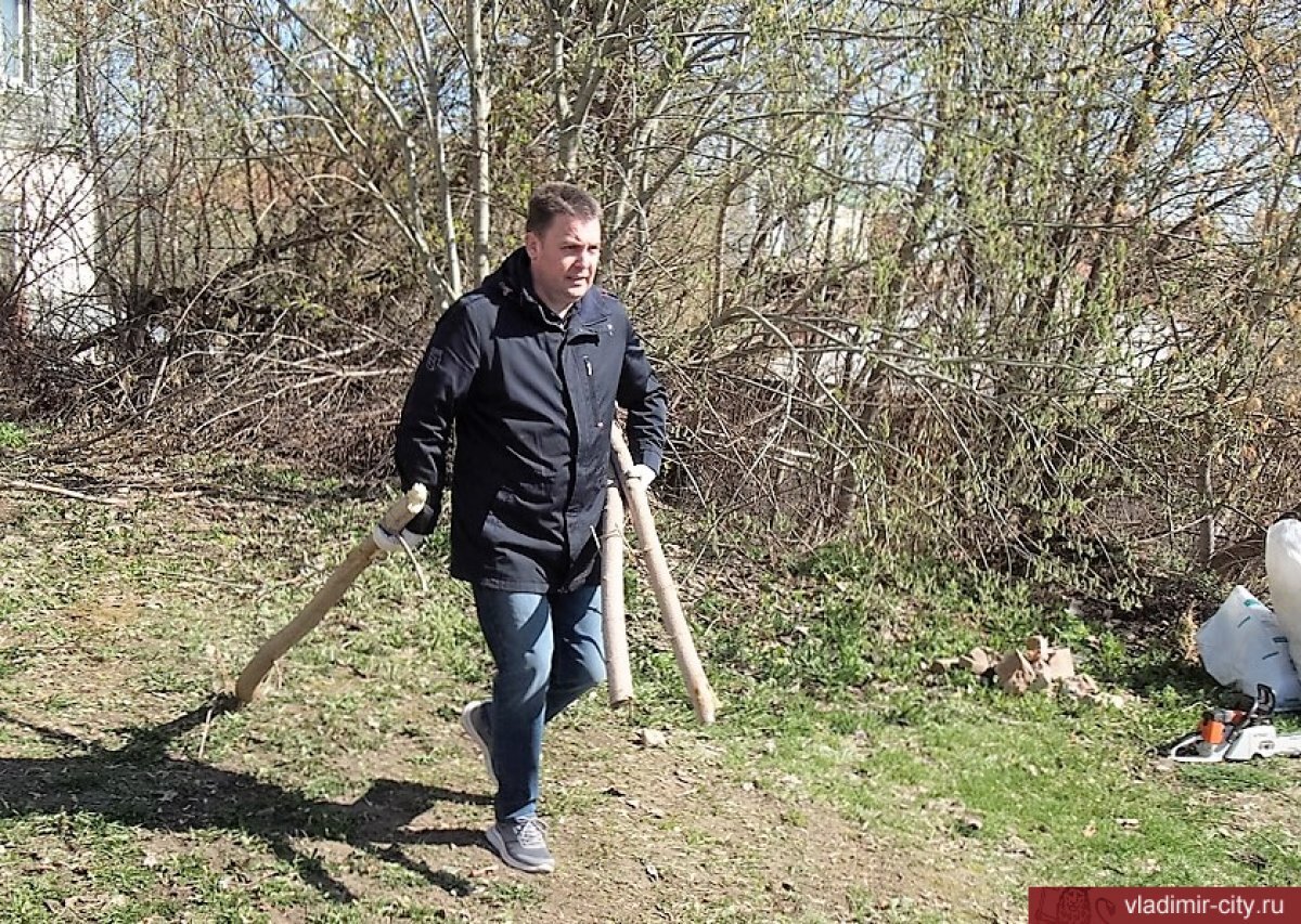    На субботник становись