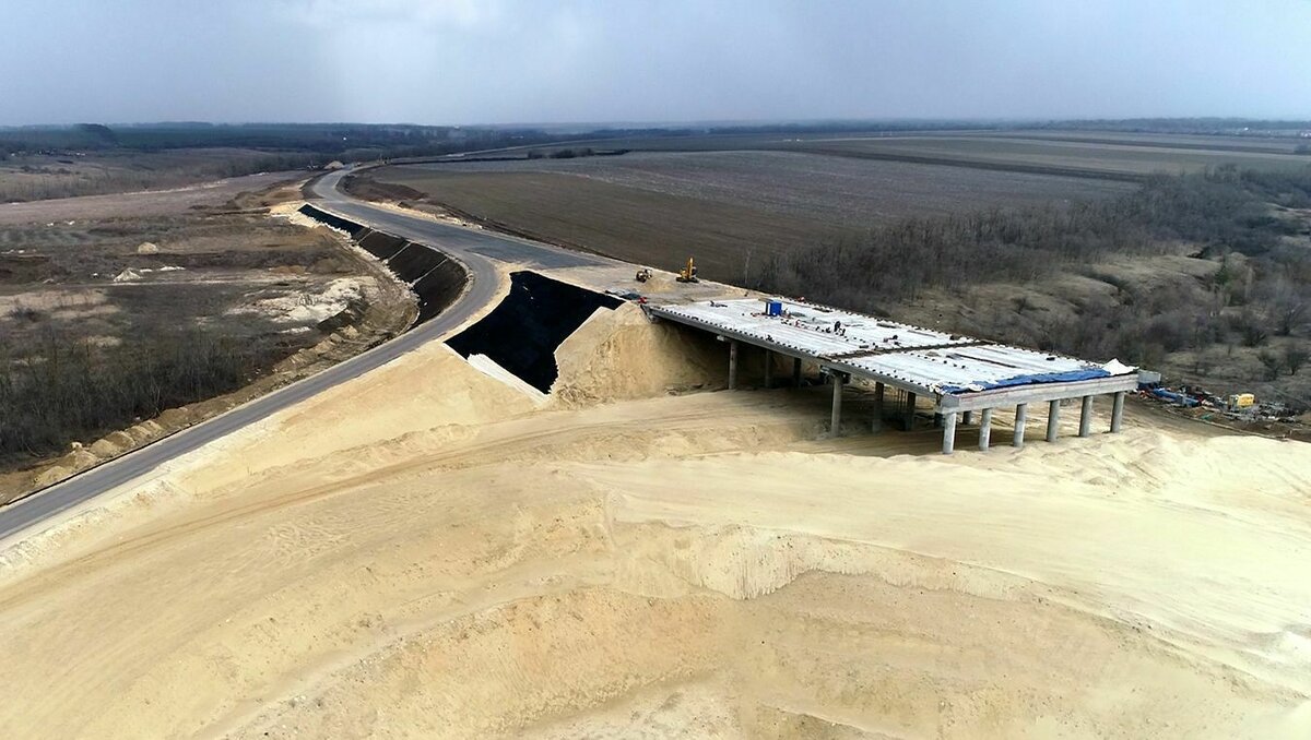     Работы по строительству многоуровневой развязки на западном объезде Ростова-на-Дону стали дороже сразу на 300 миллионов рублей, сообщают СМИ.