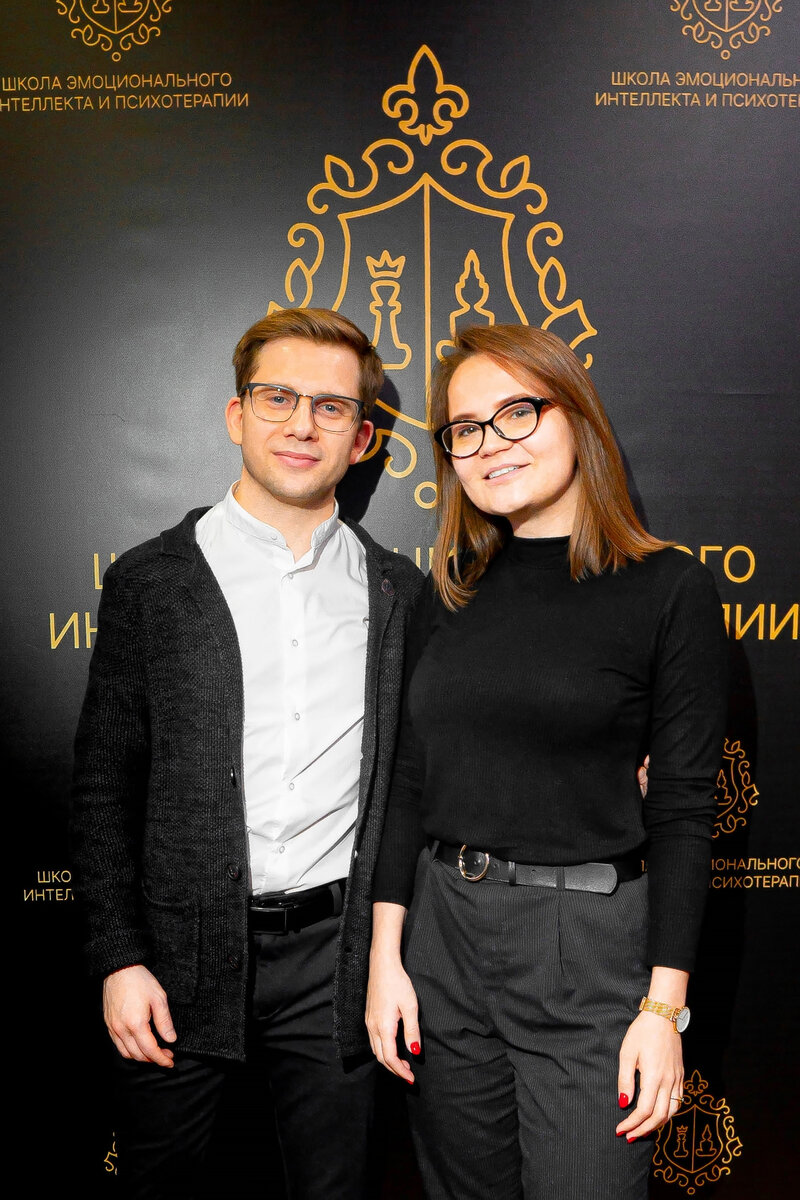 Меркурьев В.А Физиолог. Кандидат биологических наук, член Российского Физиологического общества им. И.Павлова. Эксперт-преподаватель по анатомии и физиологии FPA. Преподаватель физиологии СПФИ. Руководил Отделом здоровьесбережения студентов МГПИ. Занимал должность заместителя заведующего кафедры физиологии по науке РГУФКСМиТ. Награждён медалью НТТМ-2009 за научно-исследовательскую работу в области нейроиммунных механизмов. Автор и соавтор более 40 научных публикаций в отечественных и иностранных журналах. Соавтор учебников по Основам анатомии, физиологии и биомеханике, функциональному состоянию, гормонам и двигательной активностью.