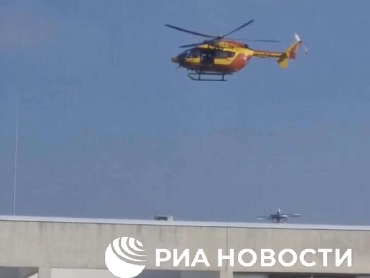    Вертолет МВД Франции над зданием посольства России в Париже. Кадр видео© РИА Новости