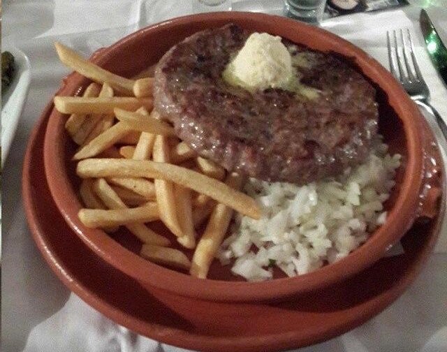 Плескавица на каймаку в легендарном белградском ресторане, фото автора в одном из далекого 2014 года :)