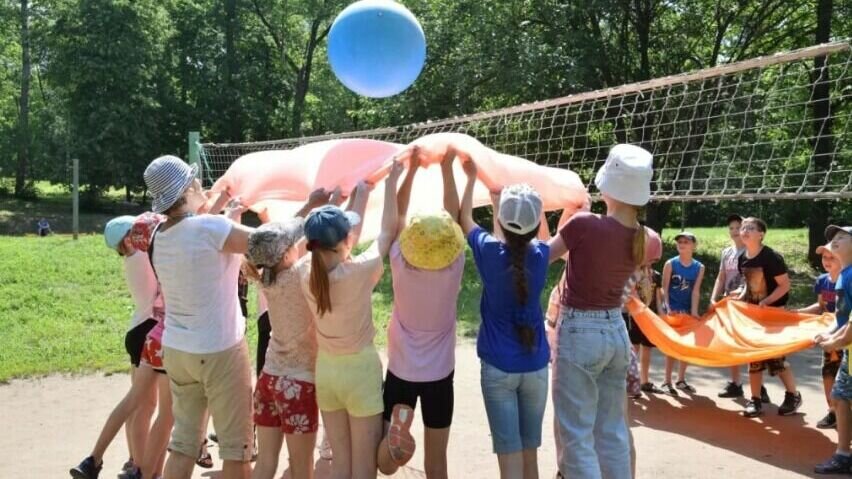     Лето - это, как известно, «маленькая жизнь». «НИ» продолжают тему летнего отдыха. Через месяц на каникулы выйдут миллионы детей. Чем их занять, куда отправить и как все это увязать с семейным бюджетом? Ответы на эти вопросы ищет летом каждая семья, в которой есть дети.