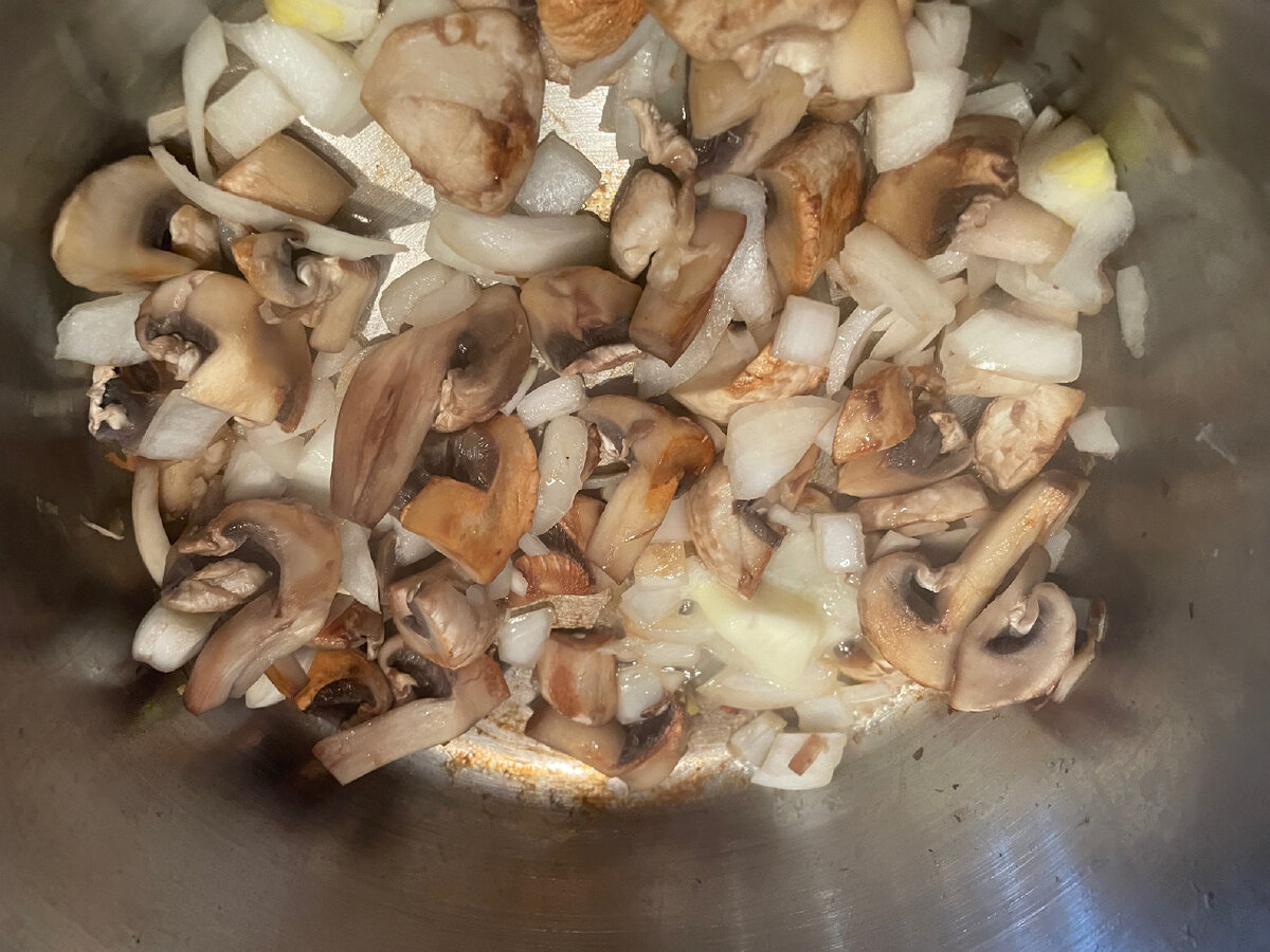 Готовим сую-пюре из грибов. Шампиньоны режем и жарим с луком