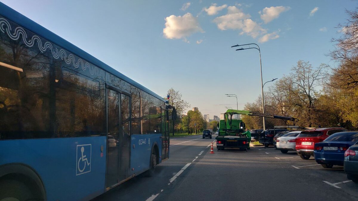Эвакуаторы надолго закрыли собой выделенную полосу общественного транспорта