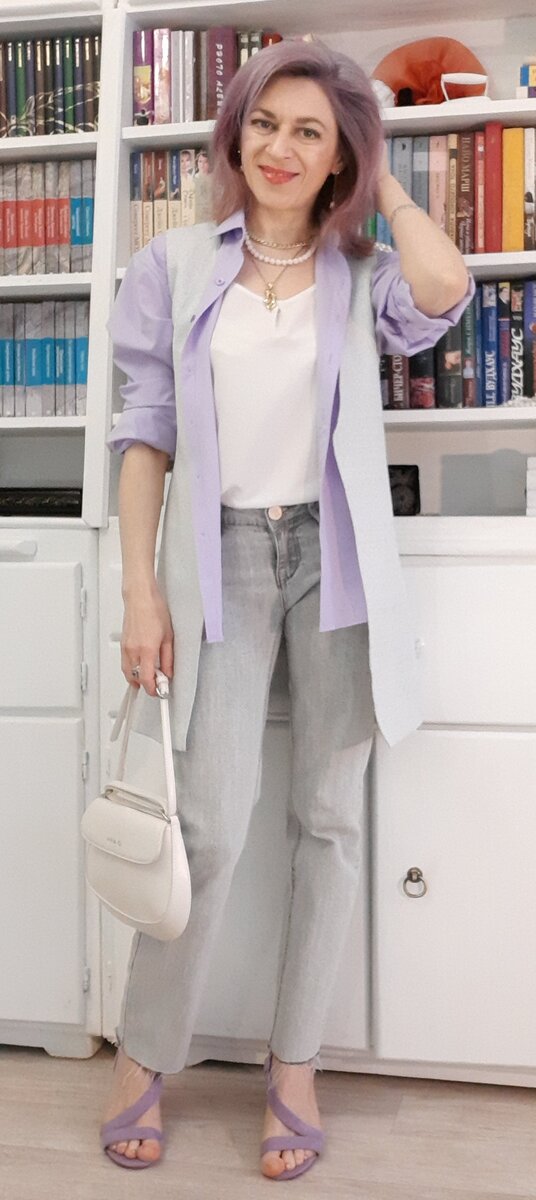 Рубашка, топ и джинсы из секонд-хэнда.