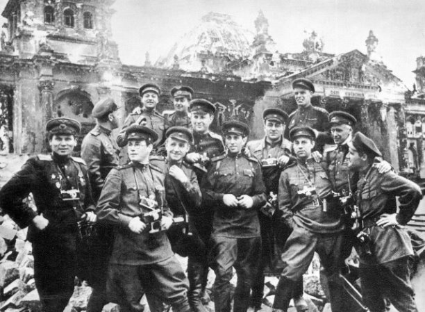 Советские фотожурналисты и кинооператоры у здания Рейхстага.  Слева направо, первый ряд: Г.Самсонов («Совинформбюро»), А.Морозов («Фронтовая иллюстрация»), Ф.Кислов (Фотохроника ТАСС), Л.Железнов («Фронтовая иллюстрация»), И.Шагин («Комсомольская правда»), О.Кнорринг («Красная звезда»); второй ряд: С. Альперин, А.Капустянский («Красная звезда»), Г.Петрусов («Совинформбюро»), Р.Кармен (Военная кинохроника); третий ряд: А.Архипов («Фронтовая иллюстрация»), М.Редькин («Фронтовая иллюстрация») и Н. Фиников («Правда»).