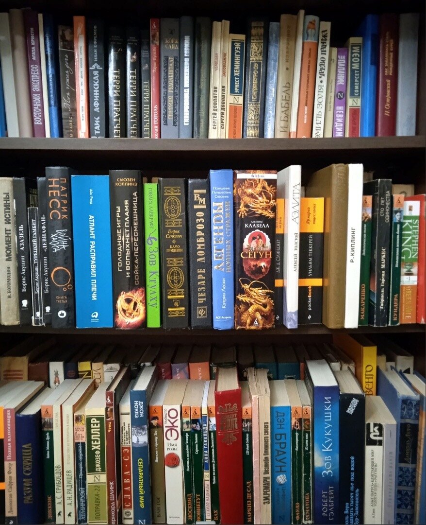 Прочитанные книги, которые стоят за стеклом