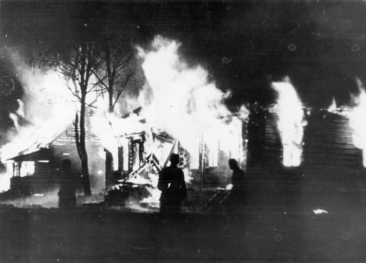 Горящая смоленская деревня. 1943 г.
