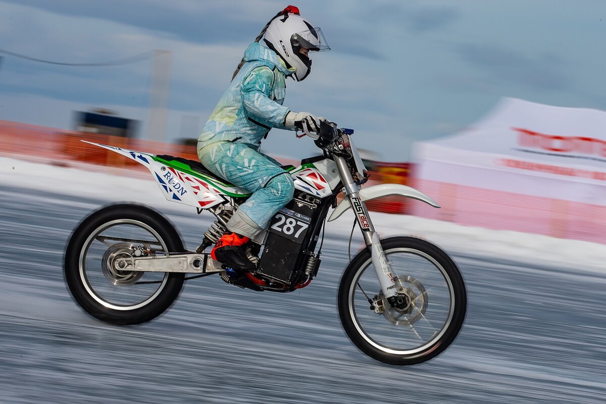 Студентка РУДН Дарья Абросимова на электромотоцикле