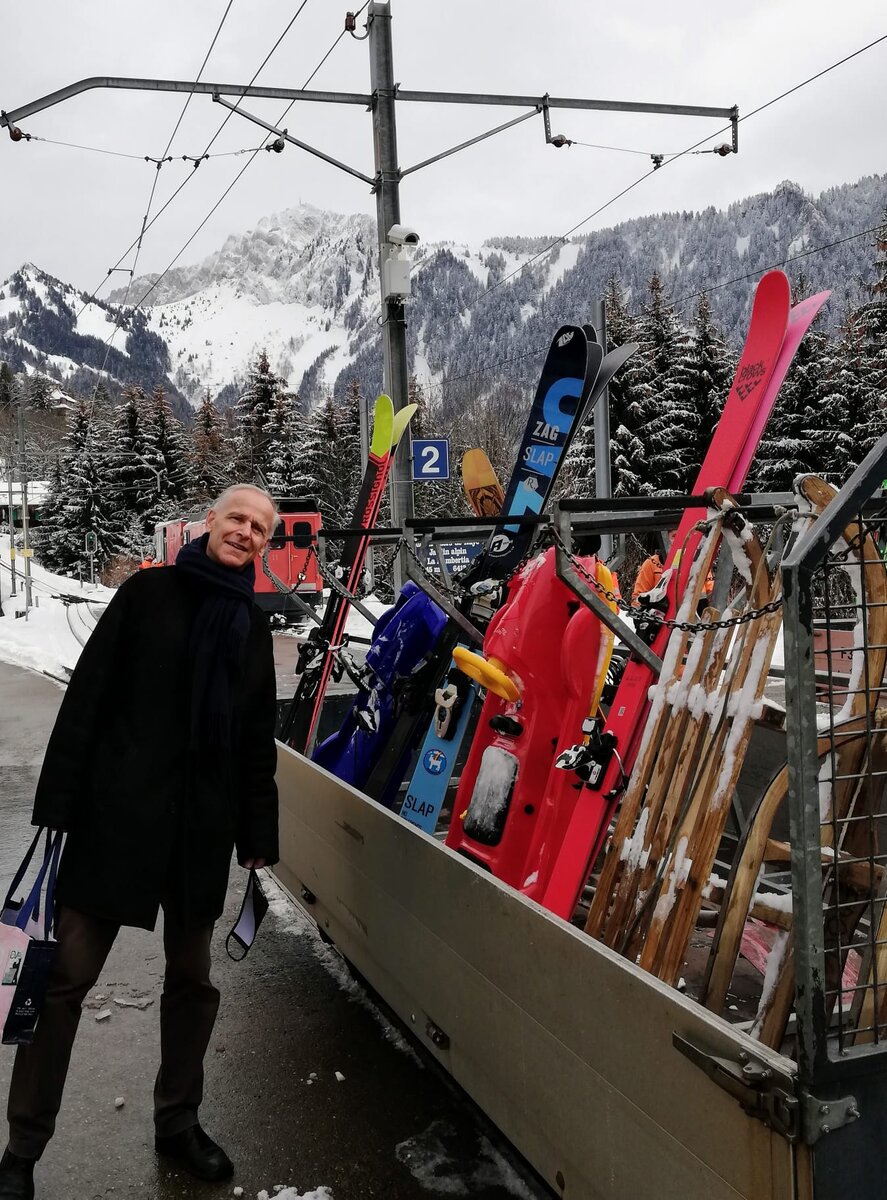 CAUX. СТАНЦИЯ ЗУБЧАТОЙ ЖЕЛЕЗНОЙ ДОРОГИ С ВИДОМ НА ШВЕЙЦАРСКИЕ АЛЬПЫ