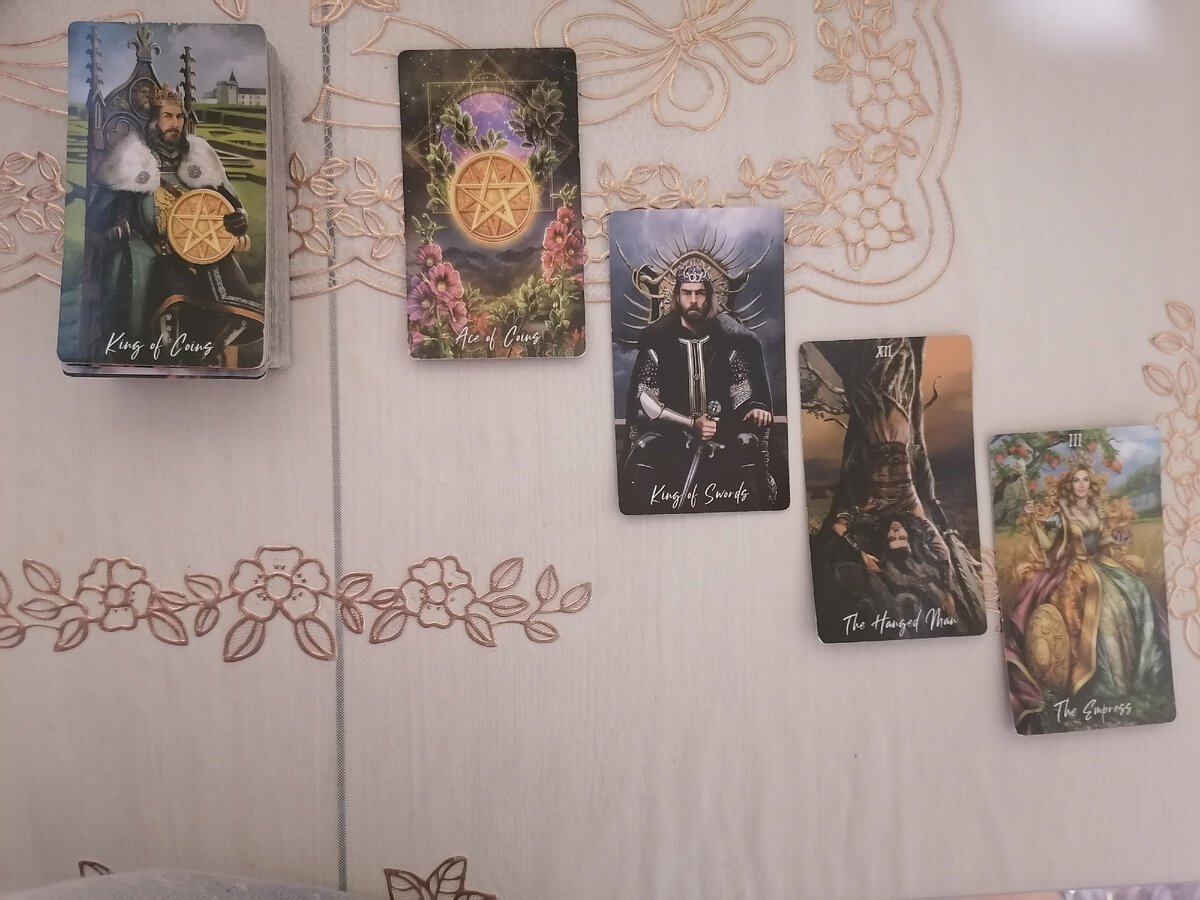 Карта дня: Туз Пентаклей. С чем это связано: Король мечей, Повешенный, Императрица.