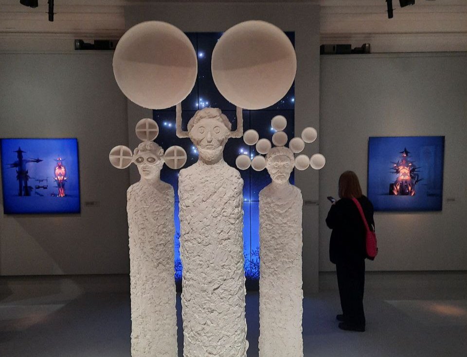 Выставка «Параллельные вселенные. От абстракции к артефакту» в Мраморном дворце. Фото: Дина Коблова / MR7