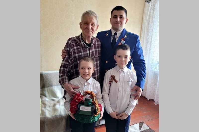    Дети делали открытки и сувениры. Конкурс провели городская прокуратура и управление образования. Комиссия выбрала 12 лучших работ.