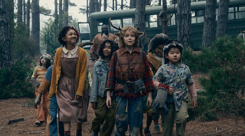    Кадр из 2 сезона сериала «Sweet Tooth: Мальчик с оленьими рогами» (2023)