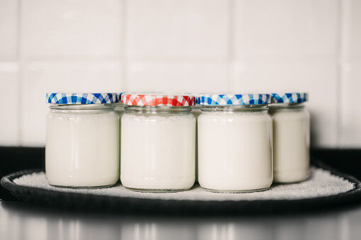 Зачем есть кисломолочку: 2 полезных и 2 бесполезных продукта от которых ...