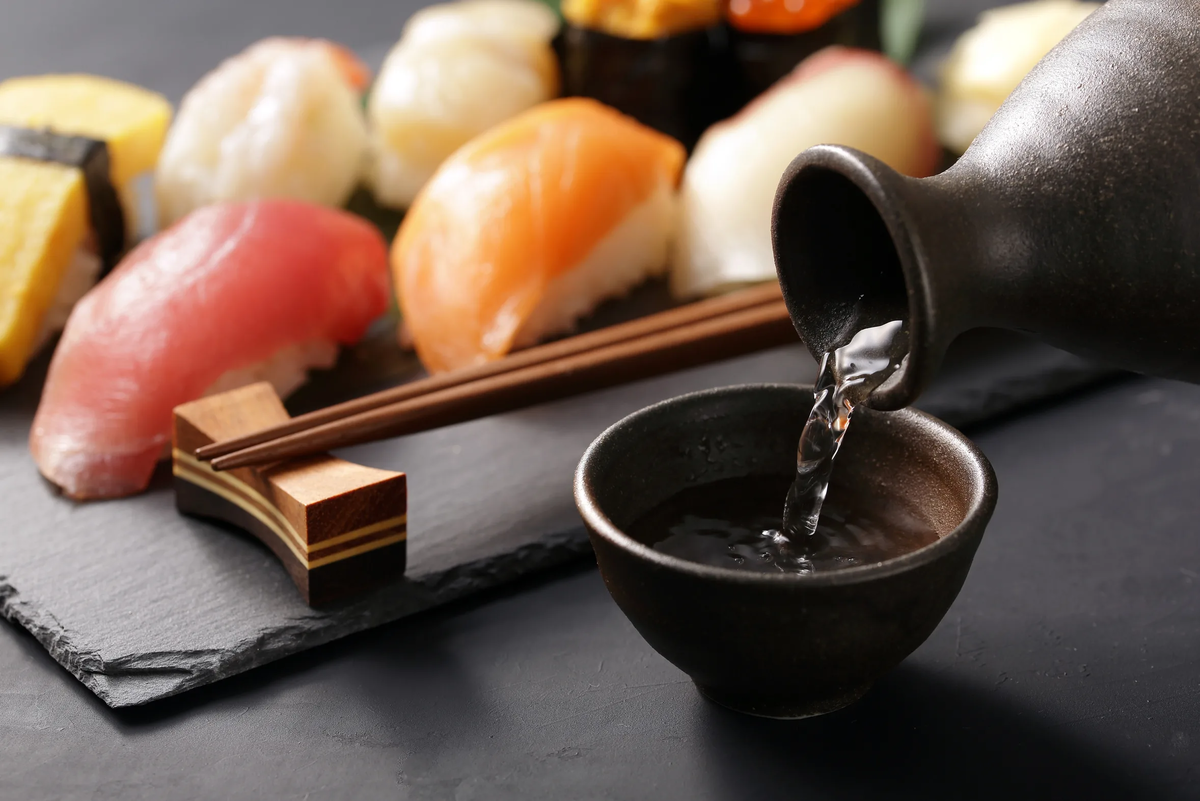 Суши и вино. Какой напиток к суши. Японская кухня саке. Суши и вино. Японская кухня саке.