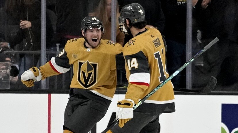     Нападающий «Вегаса» Иван Барбашёв и защитник Николас Хаг AP John Locher