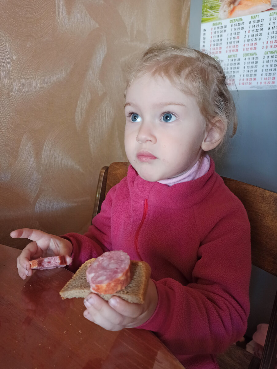 Елизавета и бутерброд с черным хлебушком и краковской колбаской😂😂😂