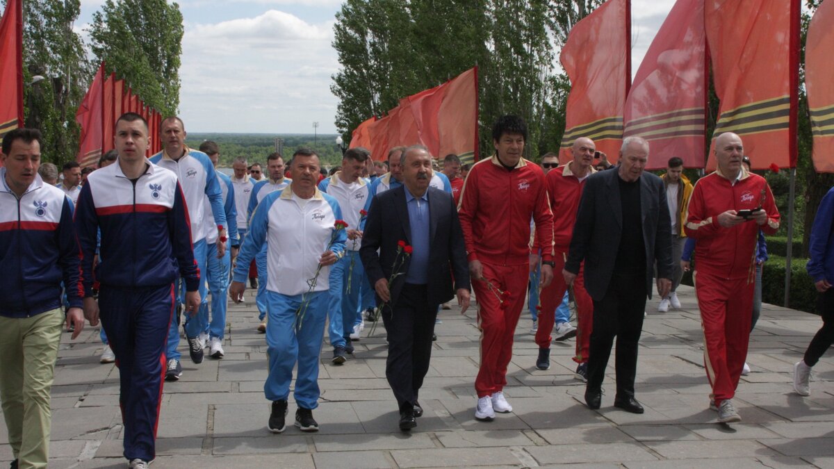 Встреча началась с восхождения на Мамаев курган