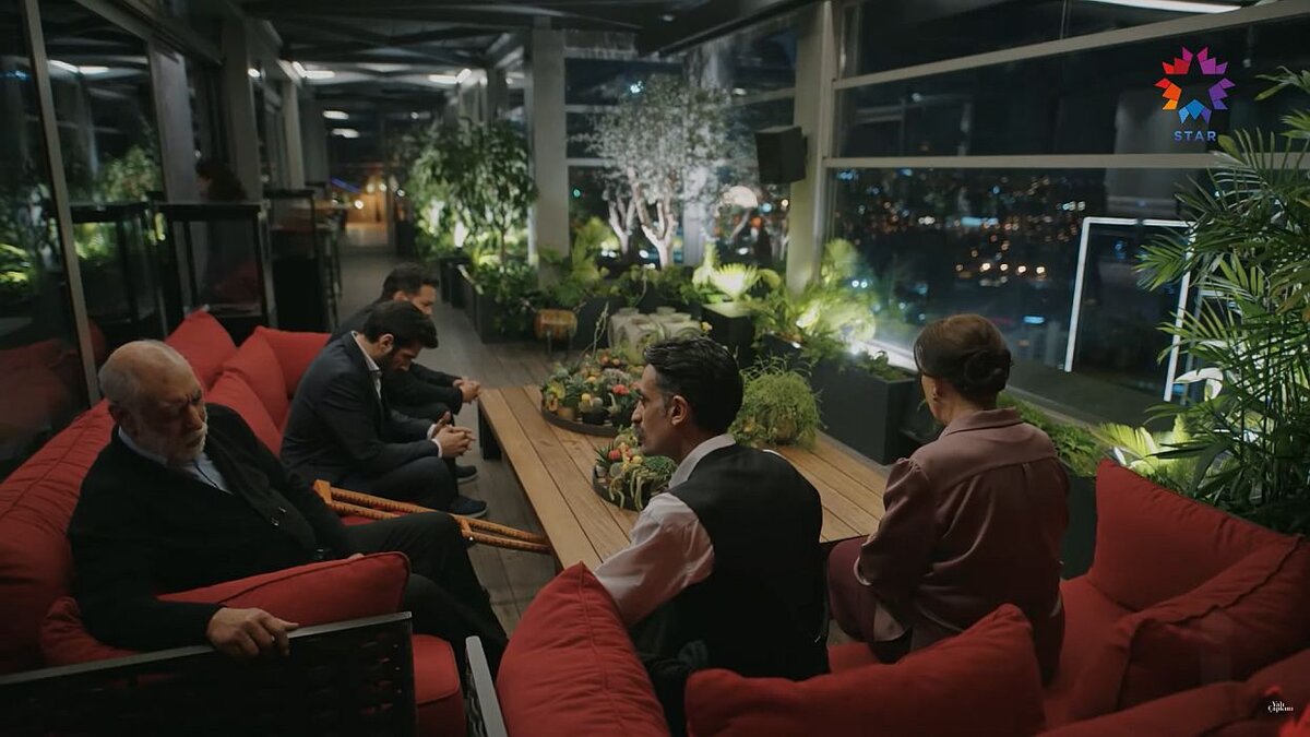 Квартира семьи Сейран в Стамбуле из сериала «Зимородок». Кадр из сериала «Зимородок», Турция, 2022 год