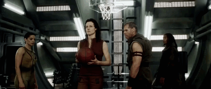 Сигурни Уивер бросает баскетбольный мяч в корзину