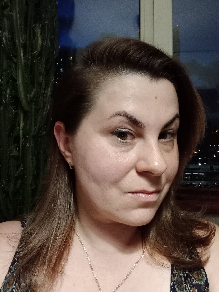 линия подбородка менее четкая(ээх возраст)  и вообще менее миловидное лицо. фото автора