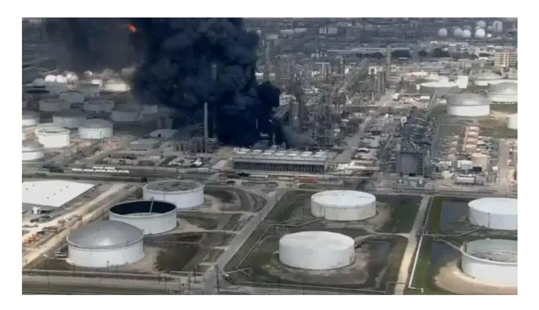 На аэрофотоснимках видно пламя, вырывающееся из дымовых труб объекта, и огромные клубы черного 