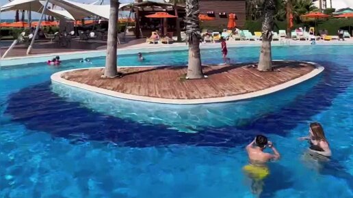 подогреваемый бассейн с морской водой в турции