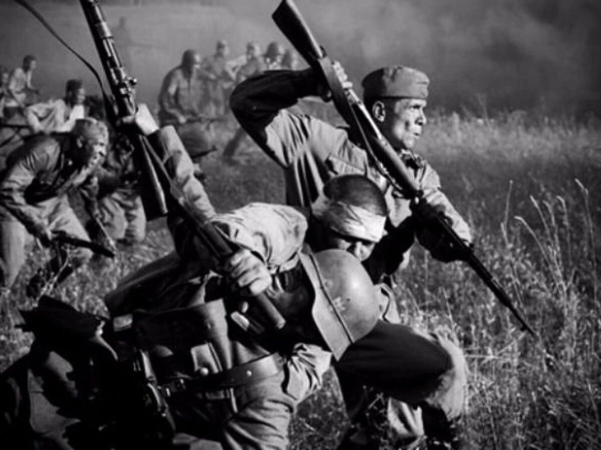      Солдаты в атаке