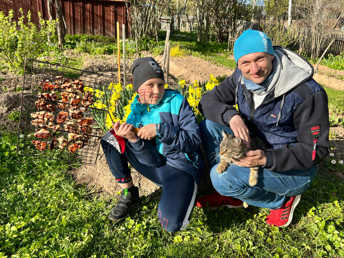 А потом шашлык с котом: уехали в деревню к Симбе, отметили праздник и  подарили подарки (9 мая у нас - тройной) | Зоркий | Дзен