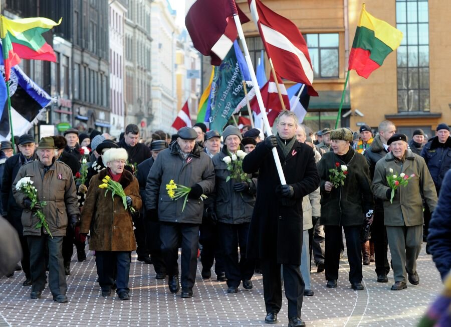    Ветераны латышского легиона СС и их сторонники из радикальных националистических организаций во время шествия к памятнику Свободы в Риге 2013 © Оксана Джадан/РИА Новости