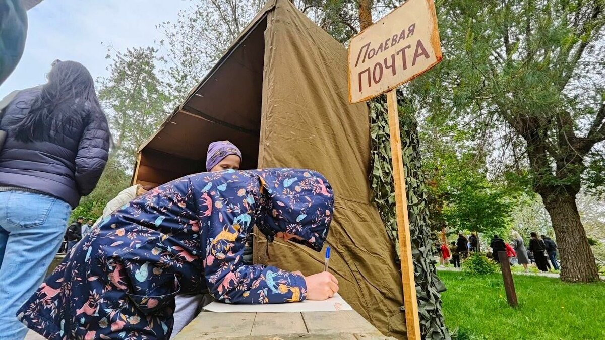     В рамках военно-исторической реконструкции, которая открылась сегодня на верхней террасе Центральной набережной в 11:00, в Сталинграде в День Победы работает полевая почта.