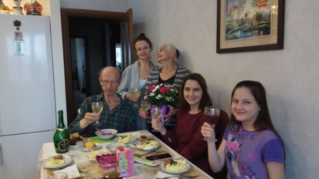 Самая заправская картошка вкуснее, если не приправлена стыдом. Мои бабушка и дедушка, моя тётя, я и дочерь. 2019г.