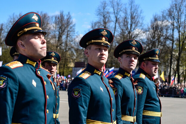    Парад Победы на Театральной площади в Кирове. Фоторепортаж