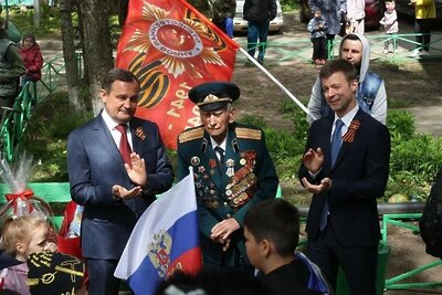    Игорь Брынцалов поздравил ветерана с Днем Победы © Пресс-служба Московского областного регионального отделения партии "Единая Россия"