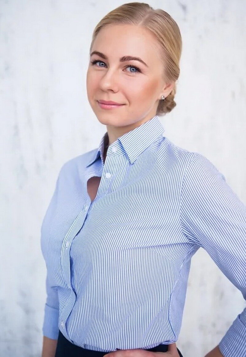 Уделите особое внимание стилю, позе на фотографии и выражению лица. Все должно отображать вас. И не отвлекать от ключевого. 