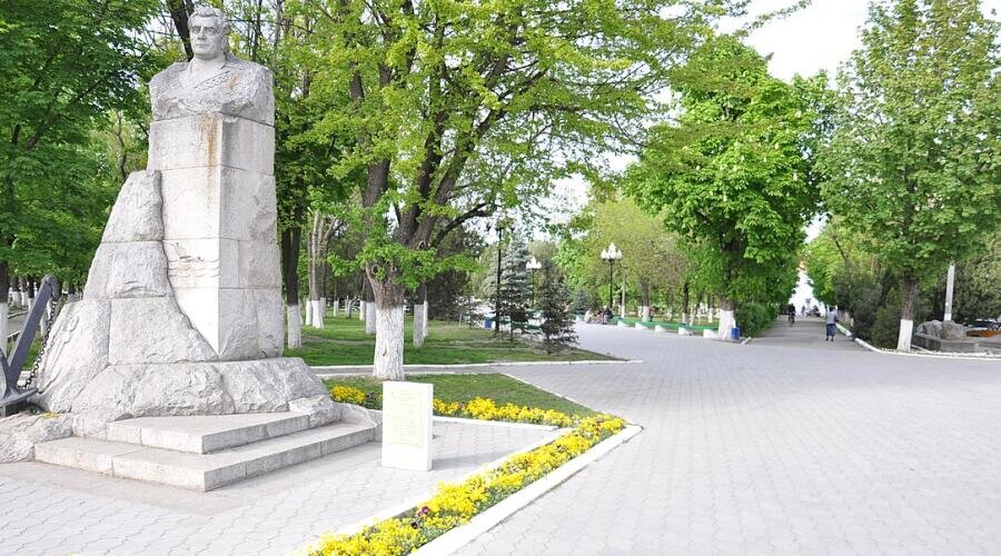    Памятник А. Г. Головко в городе Прохладном Фото: Doran an Teg, общественное достояние